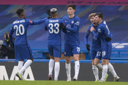 詹姆斯：膝盖已经好转很多 我保持上半身的训练 也骑了静态自行车