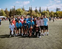 克罗斯观战湖人与东契奇合影：更喜欢看你穿蓝色球衣